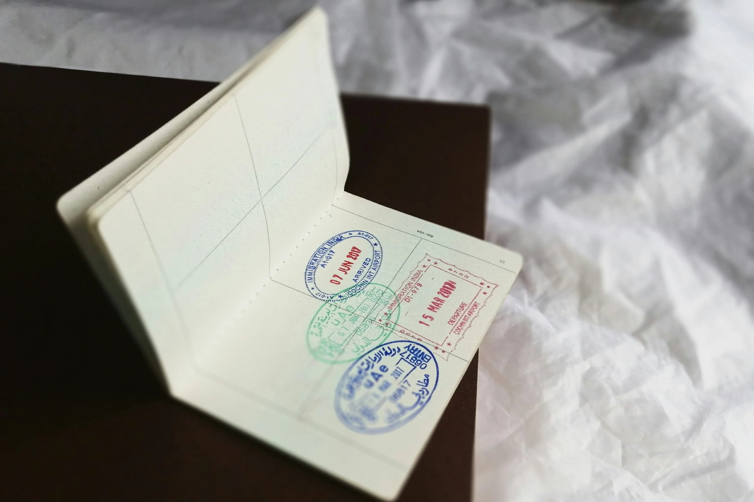 Passaporte aberto com carimbos na página