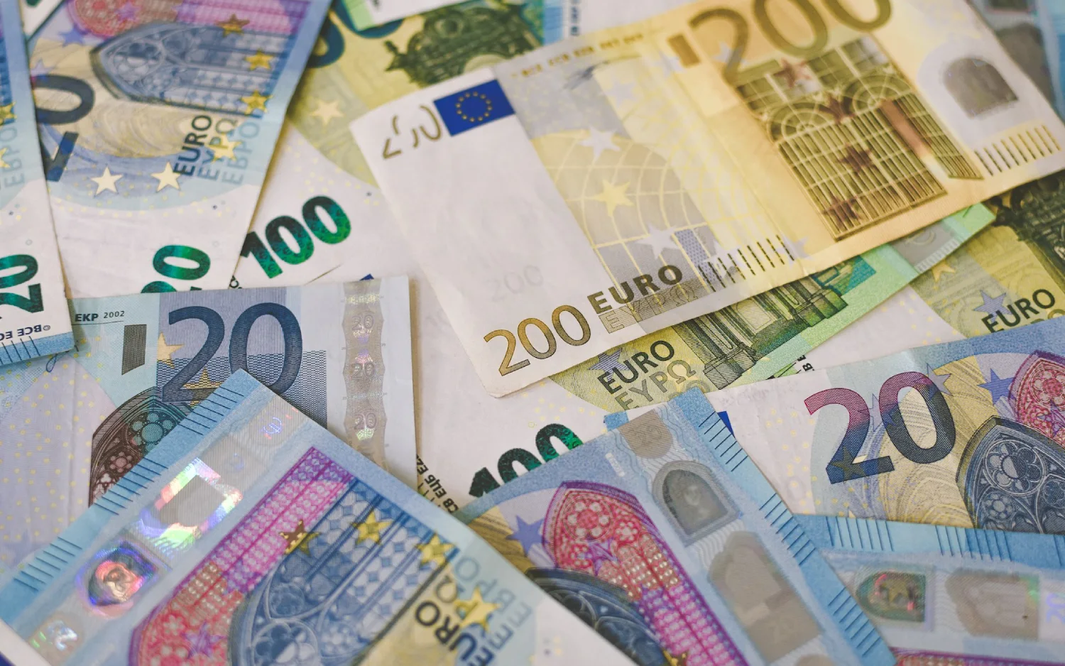 Close em notas de euro de diversos valores sobre superfície