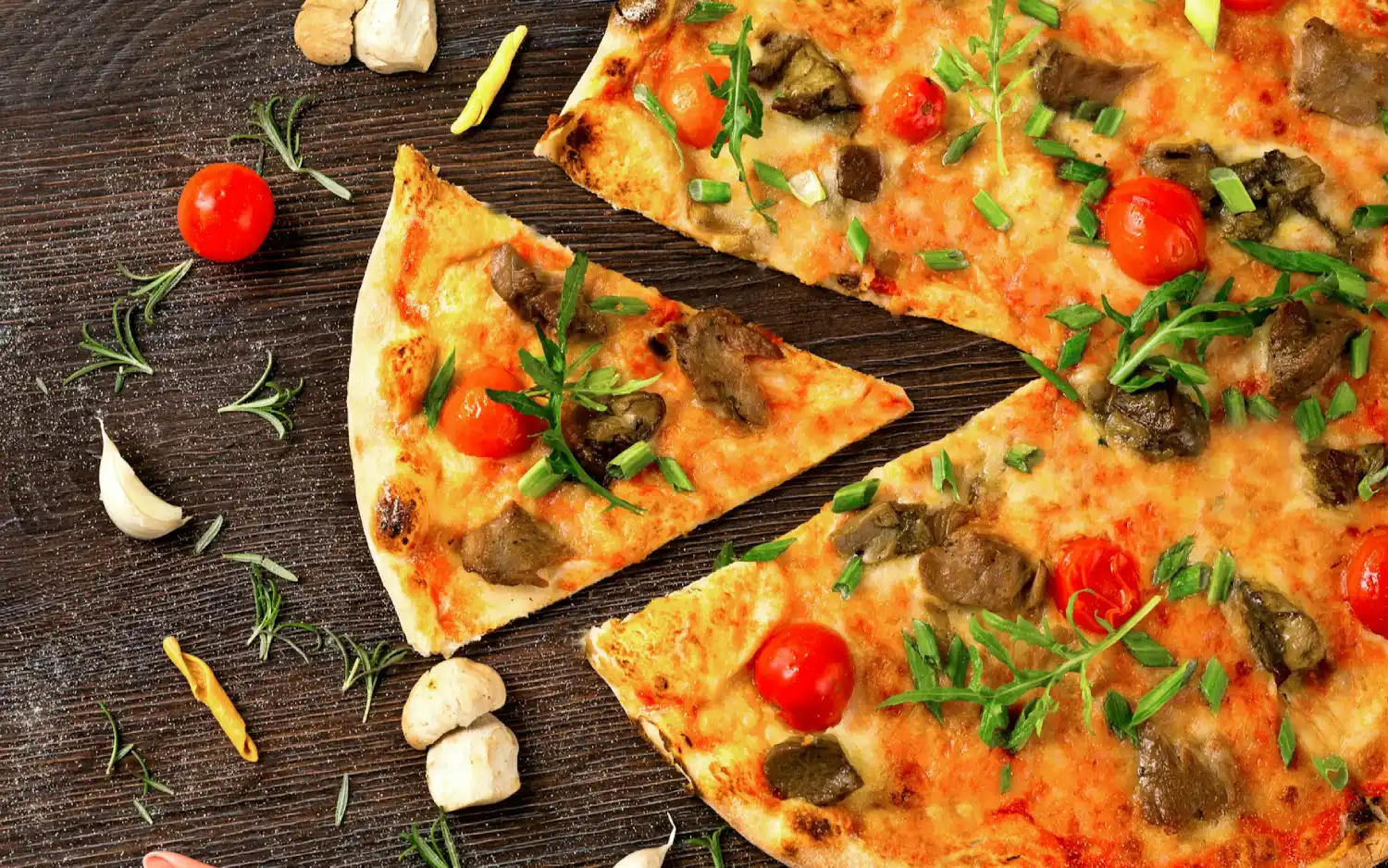 Detalhe de pizza de Margherita com uma fatia levemente deslocada do disco