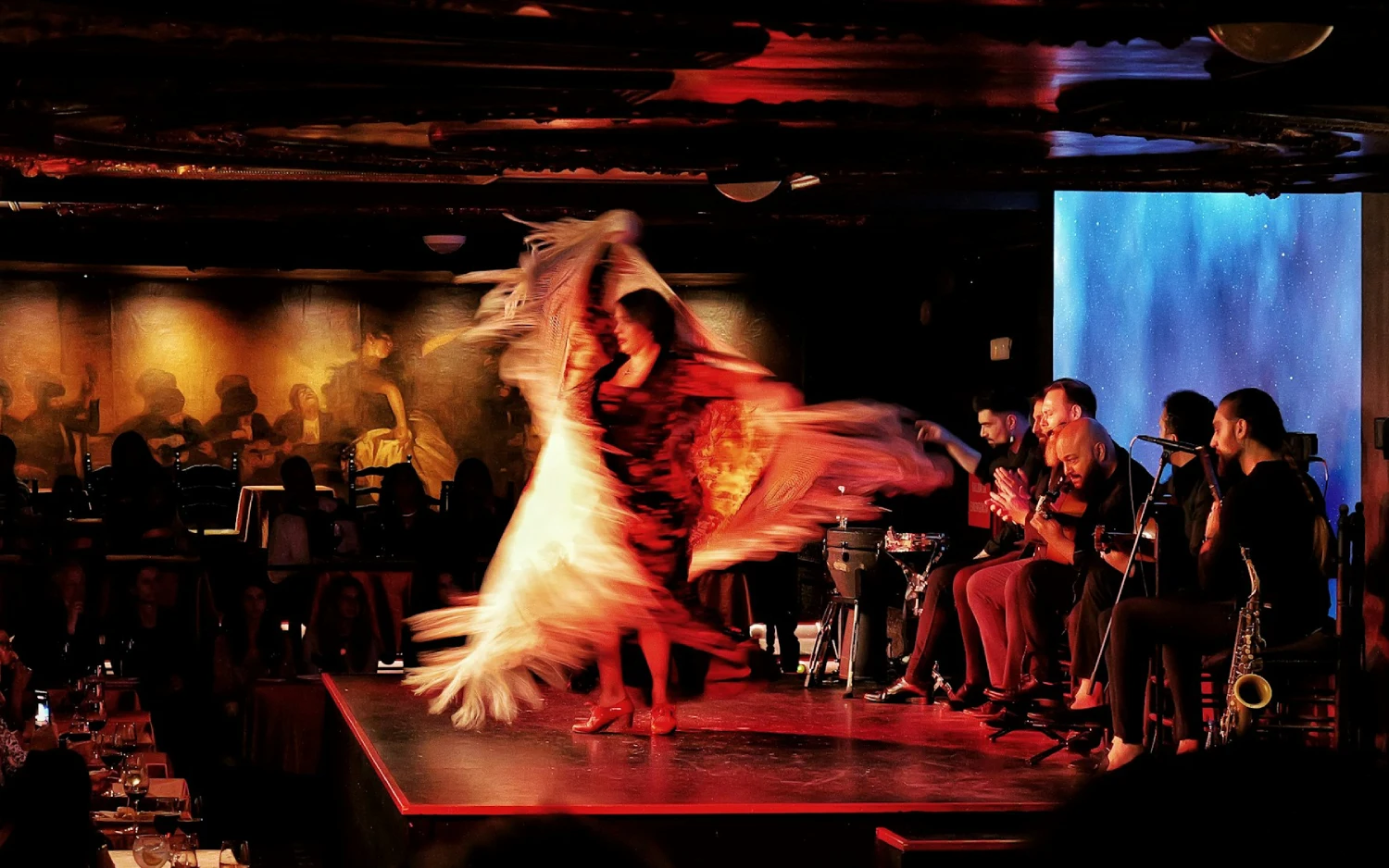 Dançarina de flamenco em palco com banda