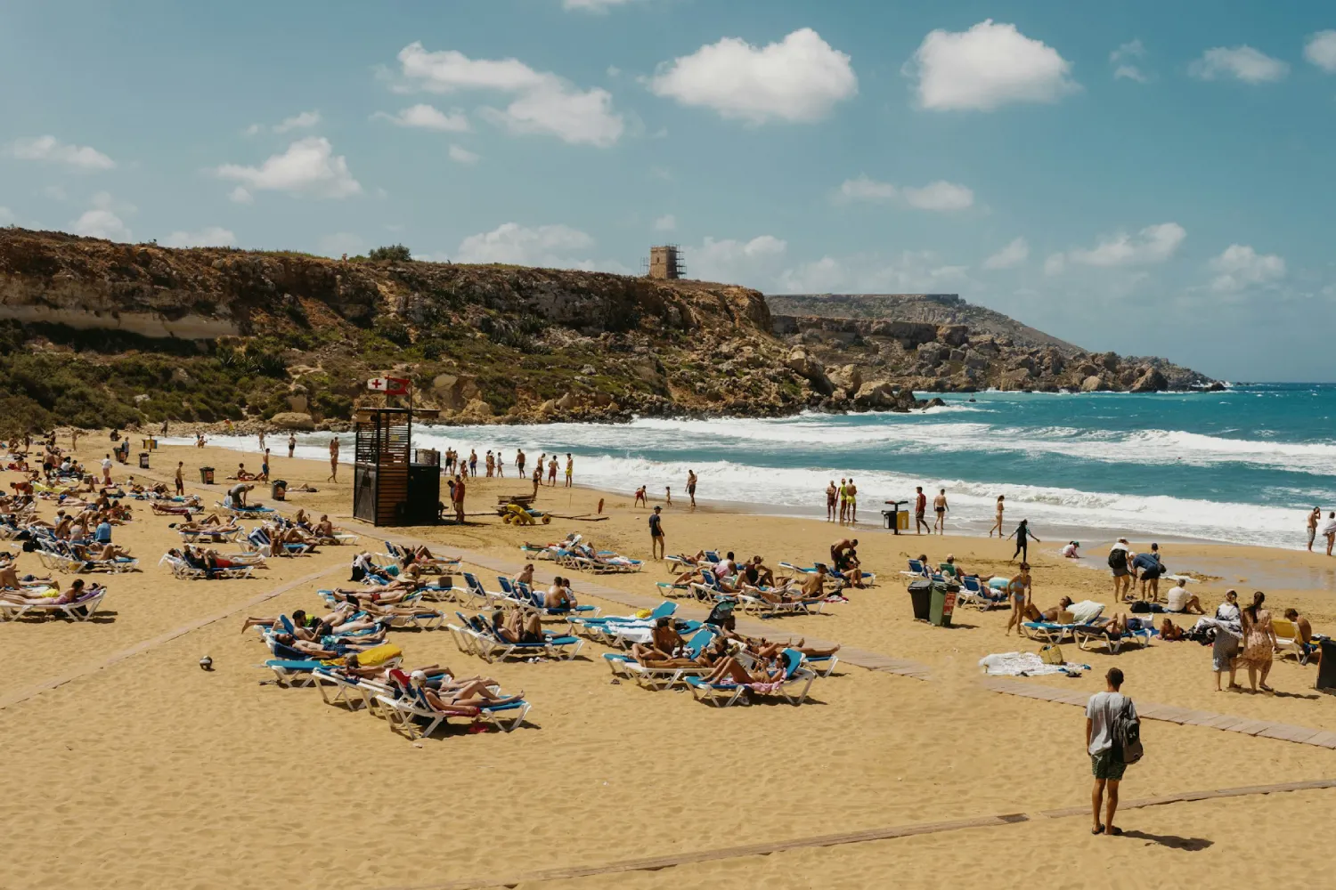 Vista da Golden Bay, em Malta, com banhistas na areia