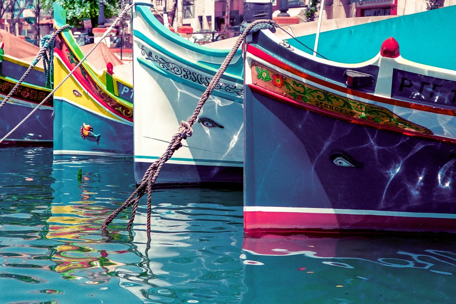 Detalhe da proa colorida de barcos em Marsaxlokk, Malta
