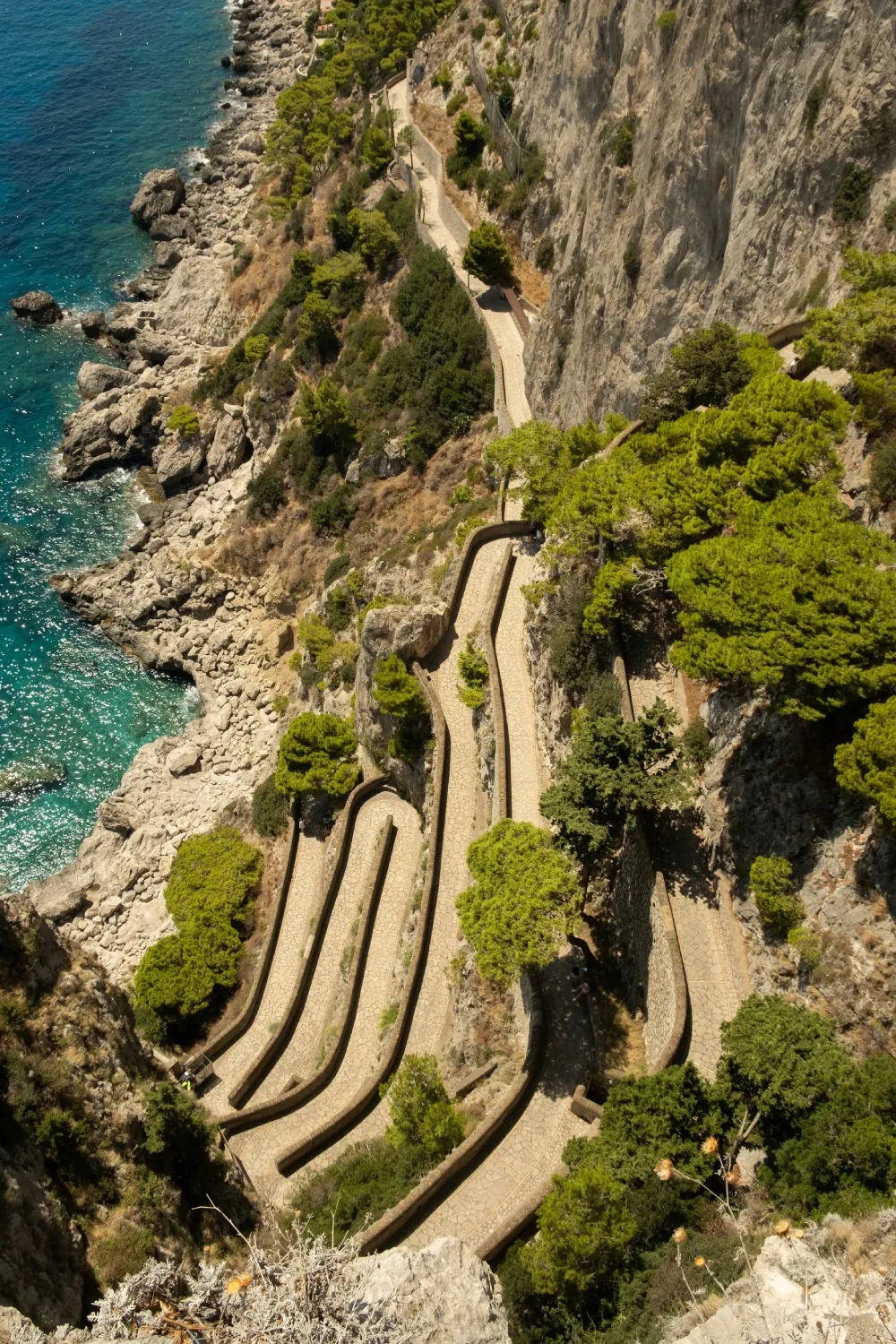 Estrada em zig-zag em paredão de rocha calcária em Capri