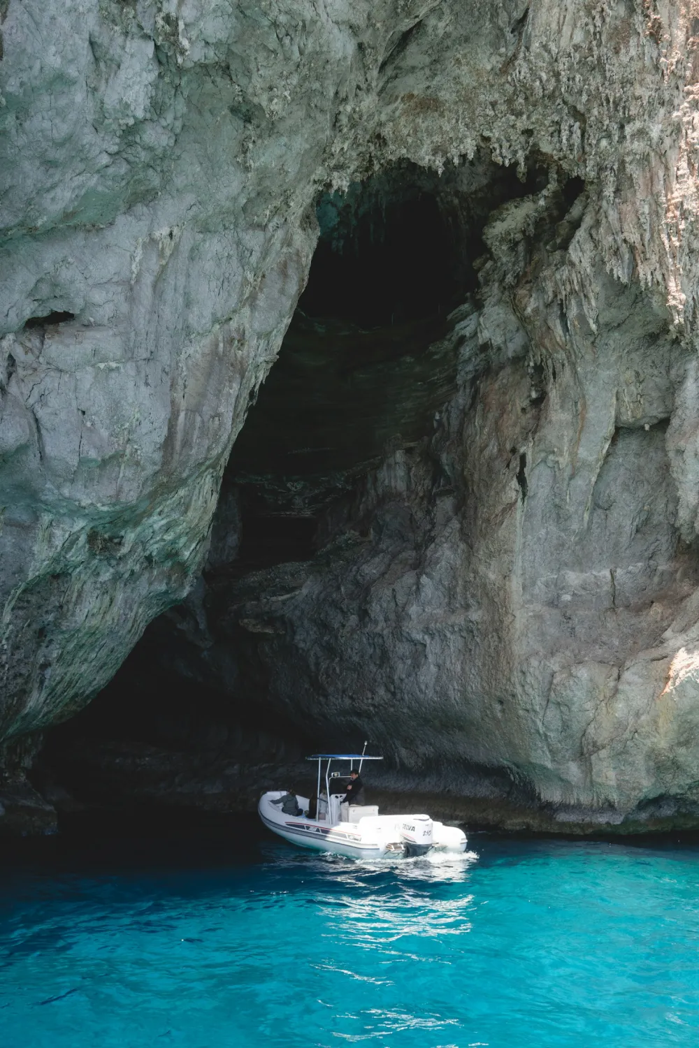 Foto de lancha entrando na Gruta Azul, em Capri