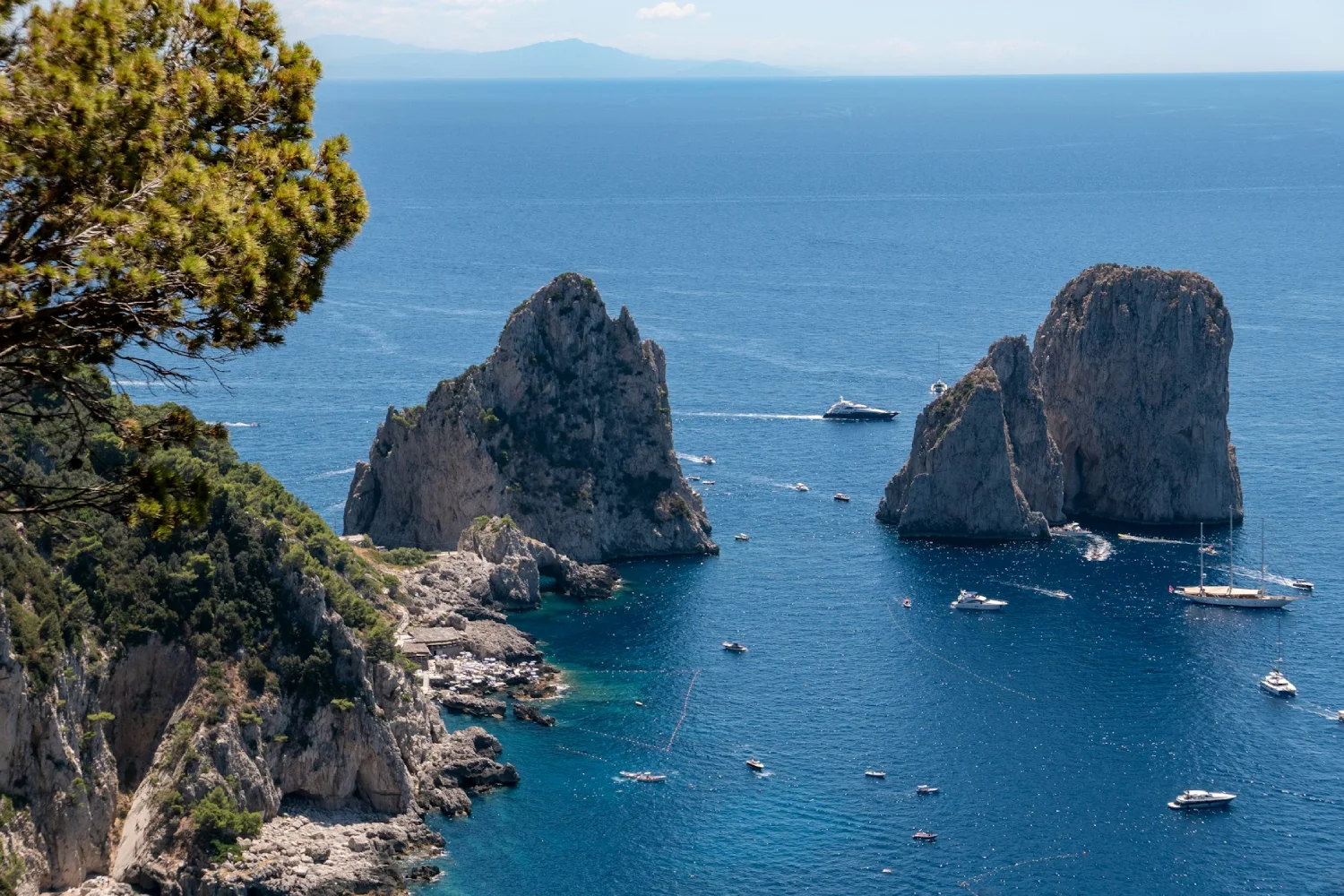 Formações rochosas sobre o mar em Capri