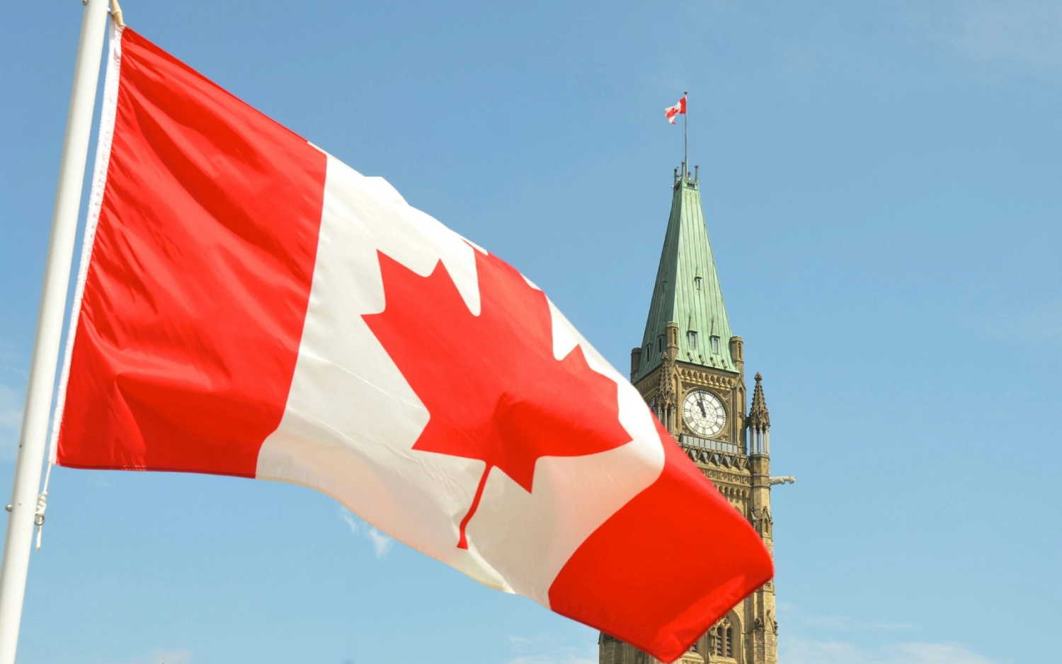 Bandeira do Canadá tremulando ao vento sobre céu azul