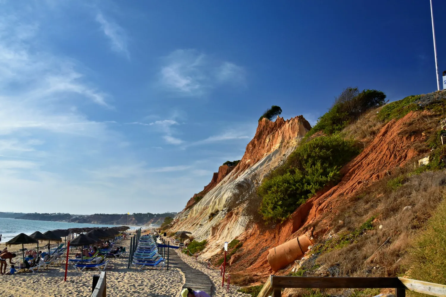 Penhascos avermelhados na Praia da Falésia, em Algarve