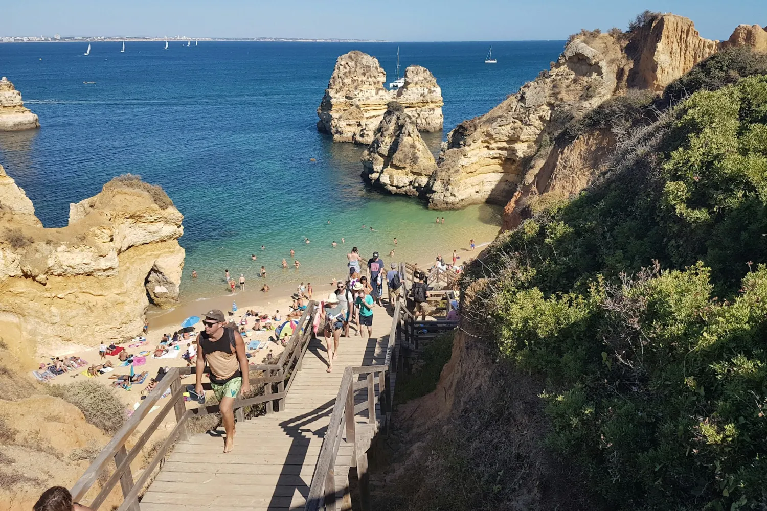 Pessoas na Praia do Camilo, em Algarve, durante o dia