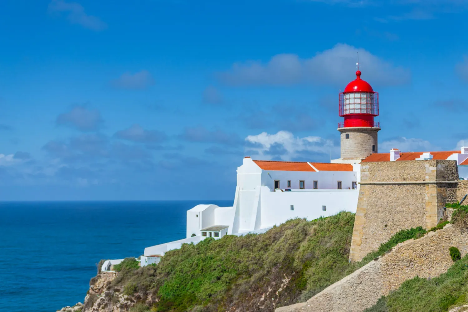 Farol no topo de falésia no Cabo de São Vicente, Algarve