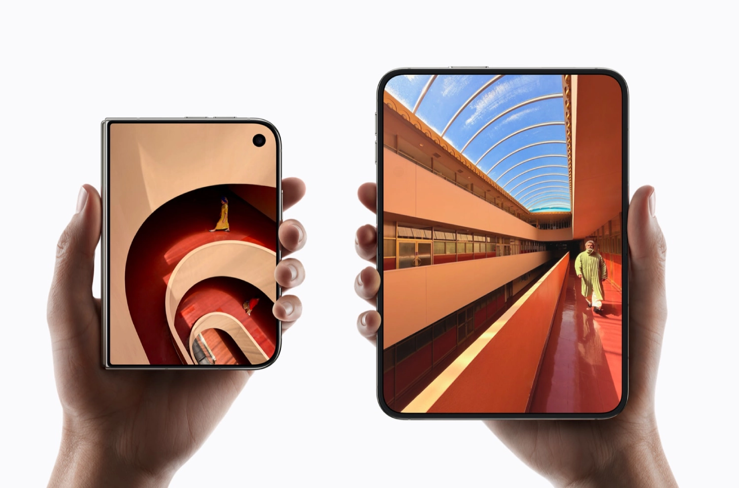 Detalhe de mãos segurando um iPhone Duo fechado e aberto