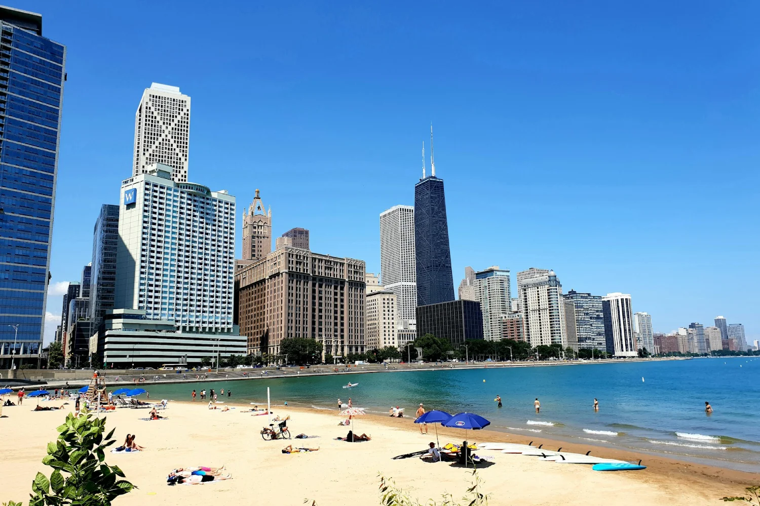 Vista dos arranha-céus de Chicago a partir da Oak Street Beach