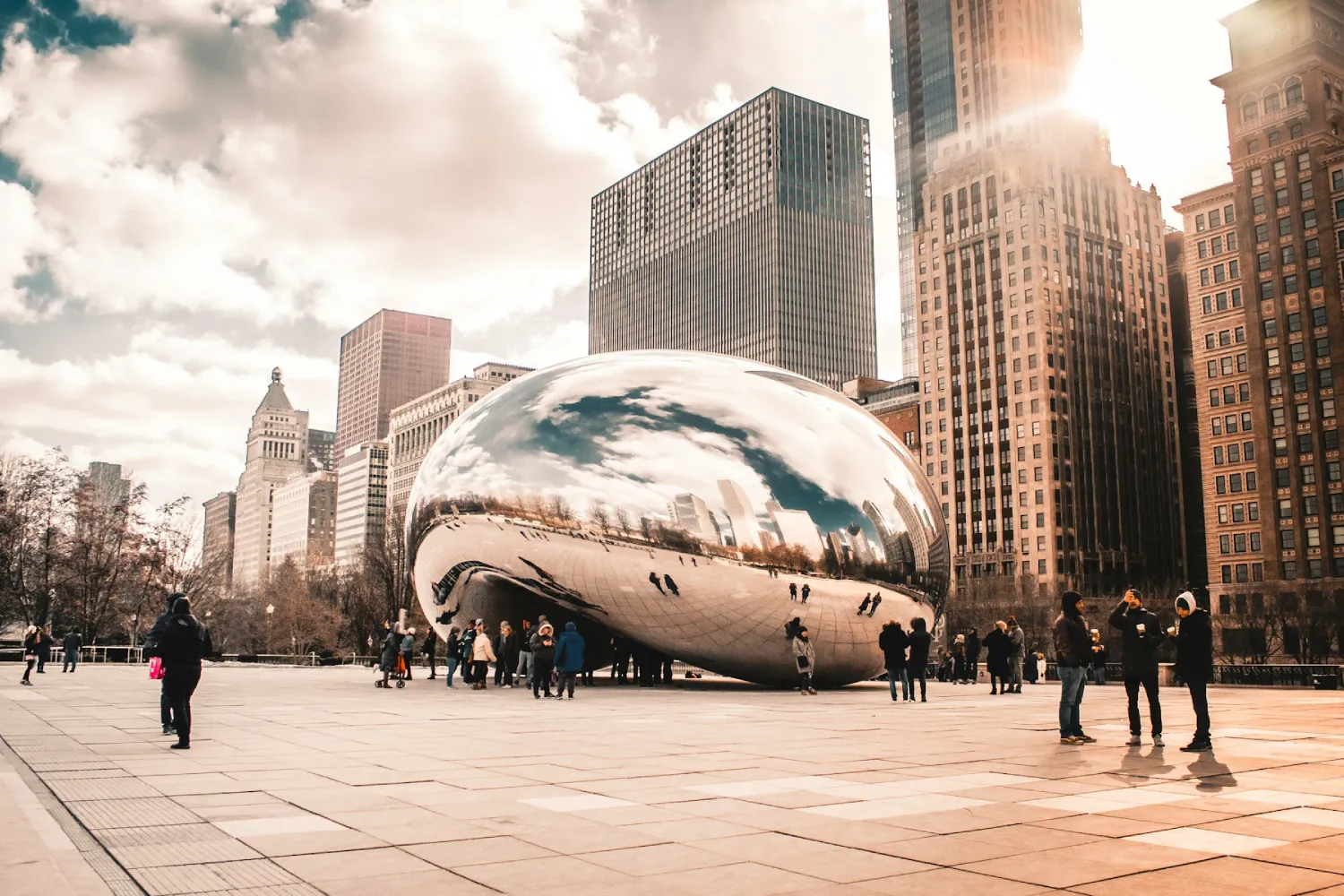 Pessoas ao redor do Cloud Gate, no Millenium Park, em Chicago
