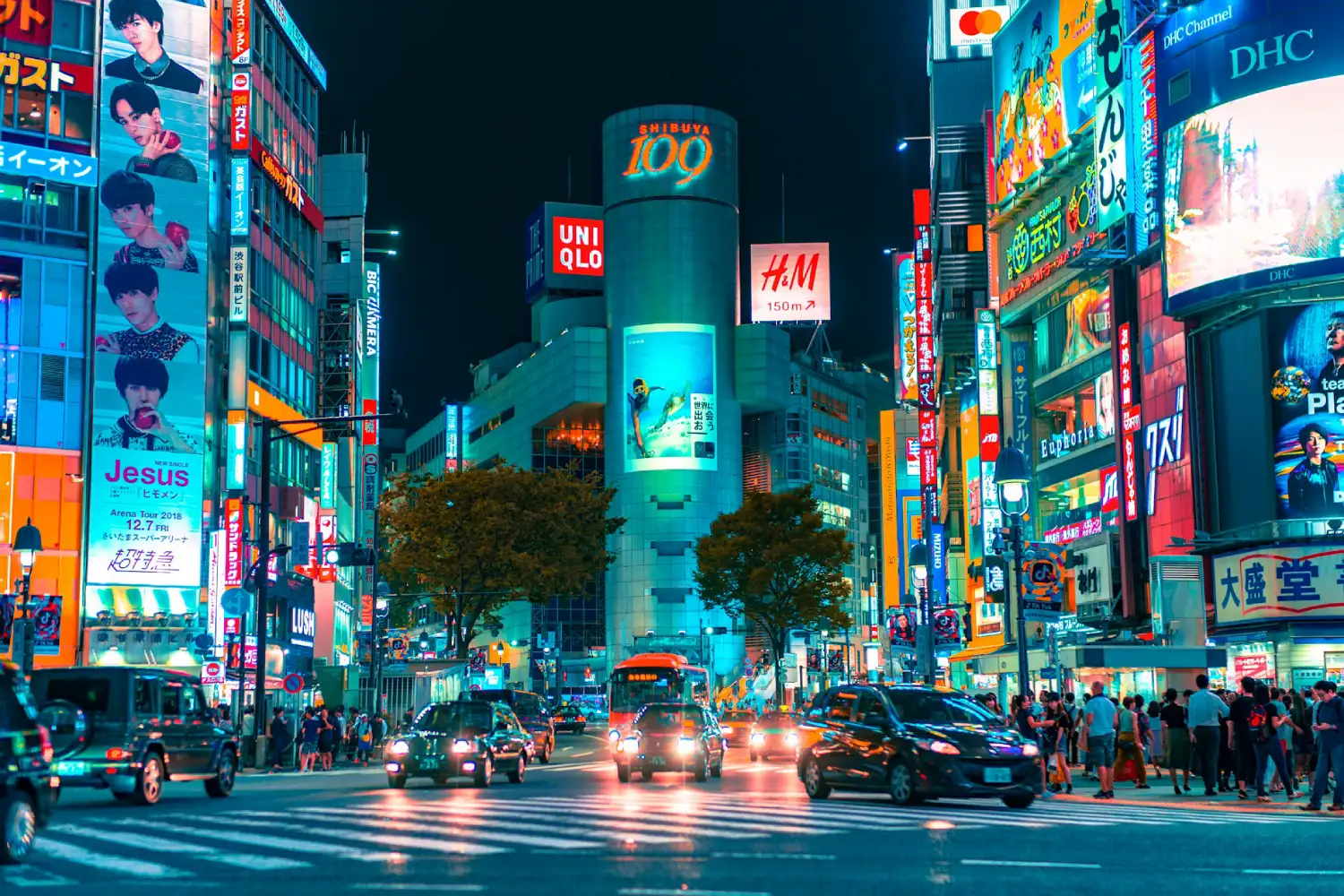 Carros no cruzamento neon de Shibuya