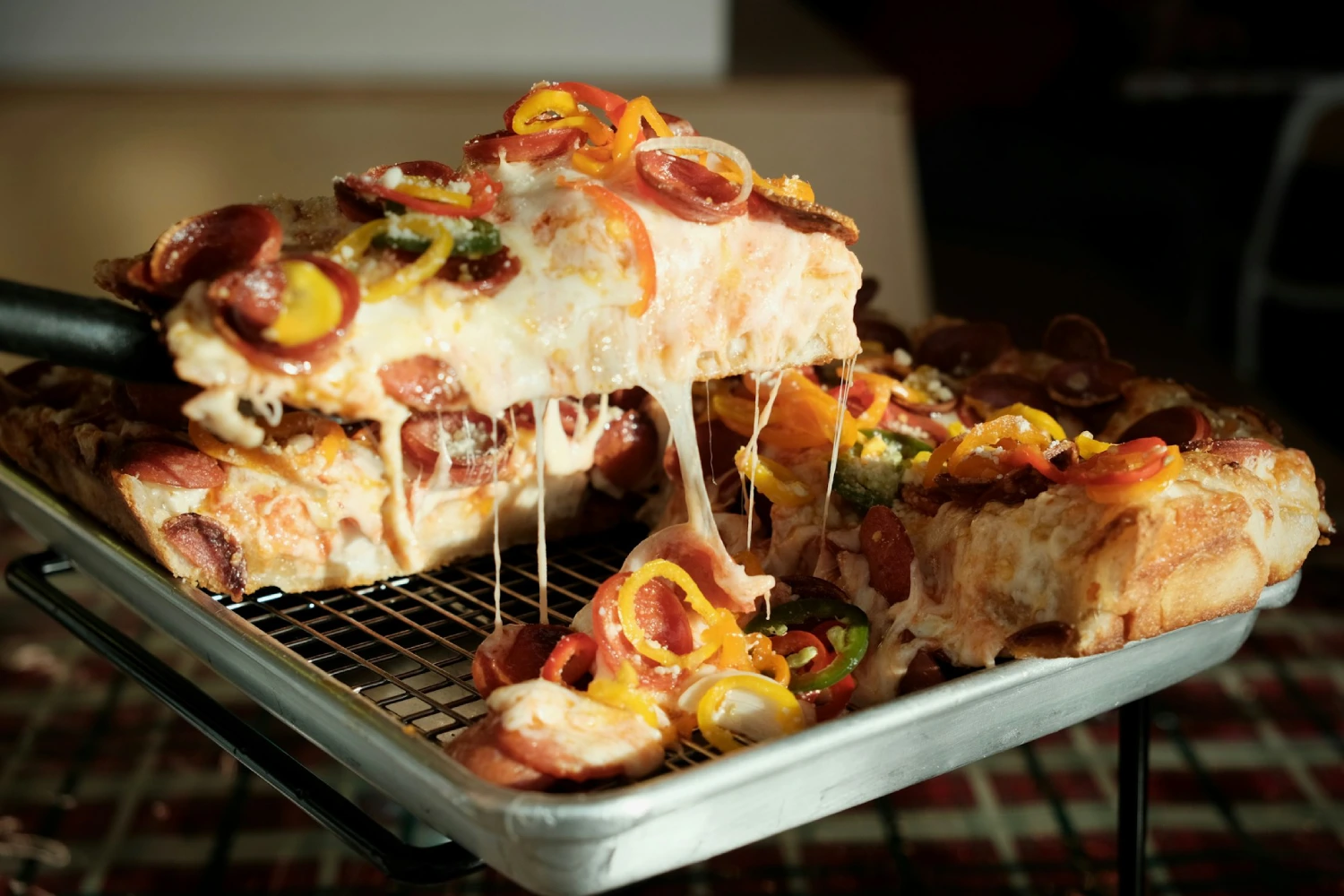 Fatias de deep dish pizza em assadeira