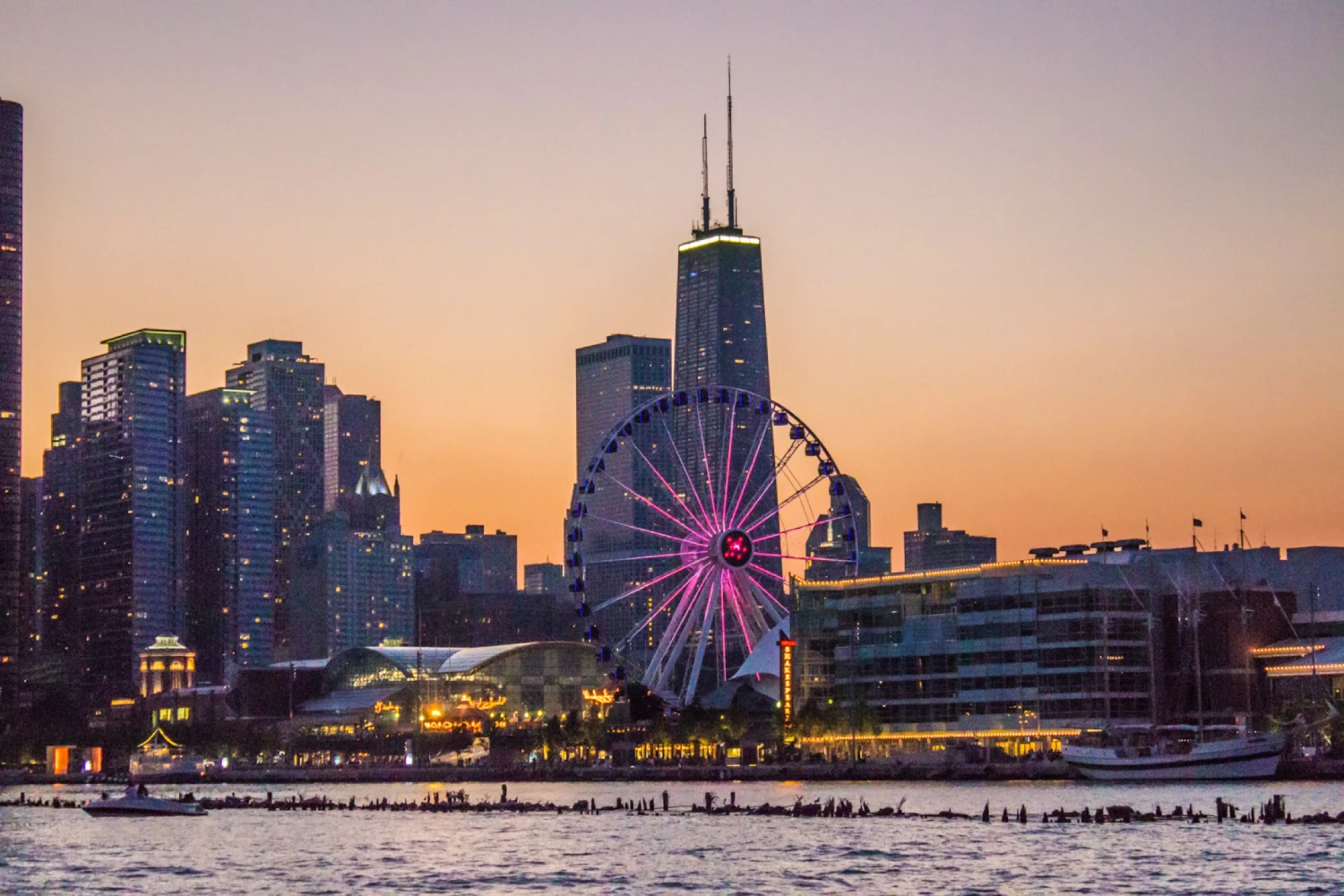 Roda gigante no Navy Pier com o skyline de Chicago ao fundo