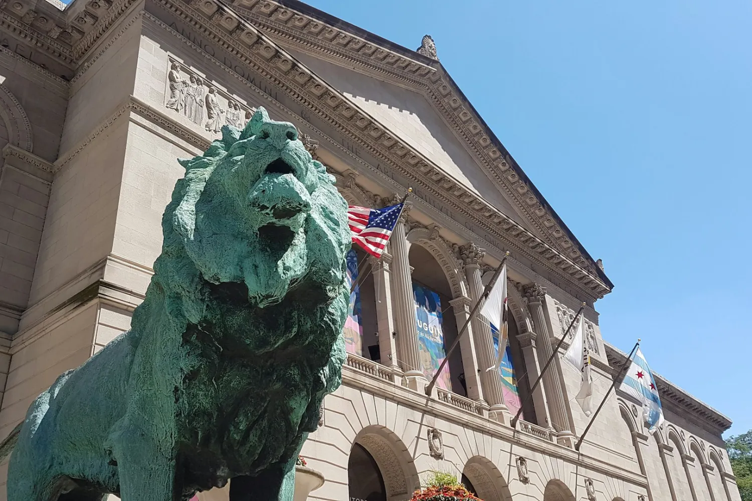 Fachada do Art Institute of Chicago com a estátua de um leão em destaque