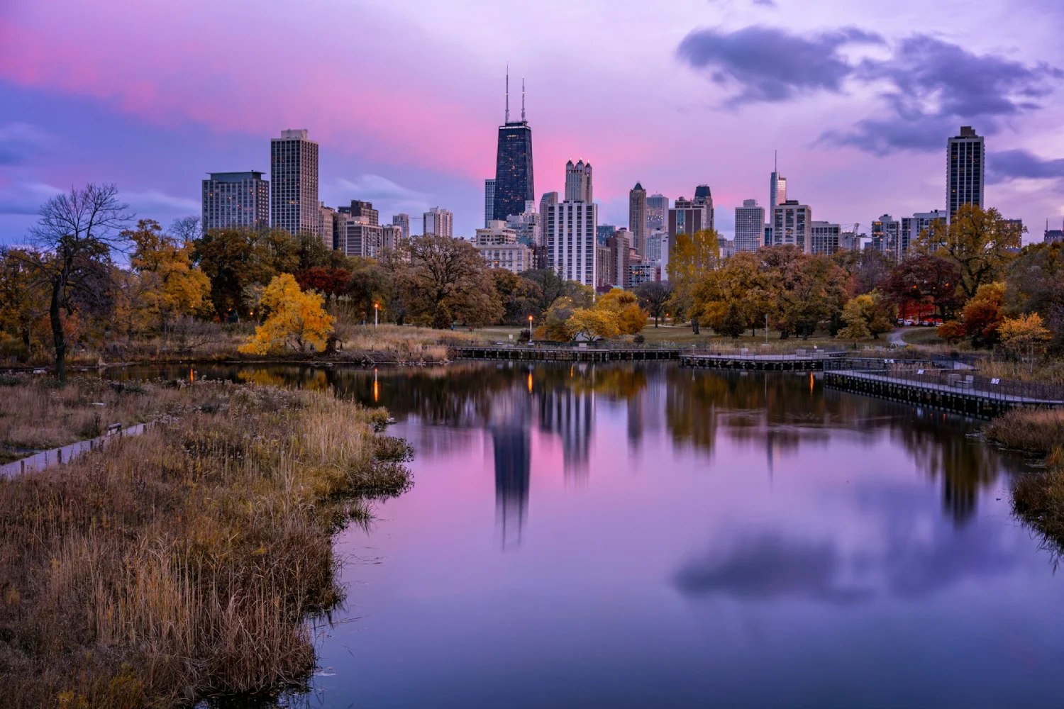 Vista de lago no Lincoln Park, com skyline de Chicago ao fundo