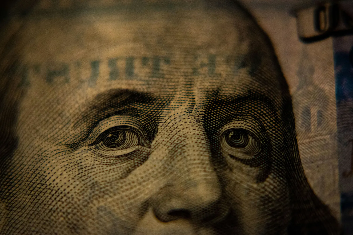 Close em desenho da nota de Dólar Americano