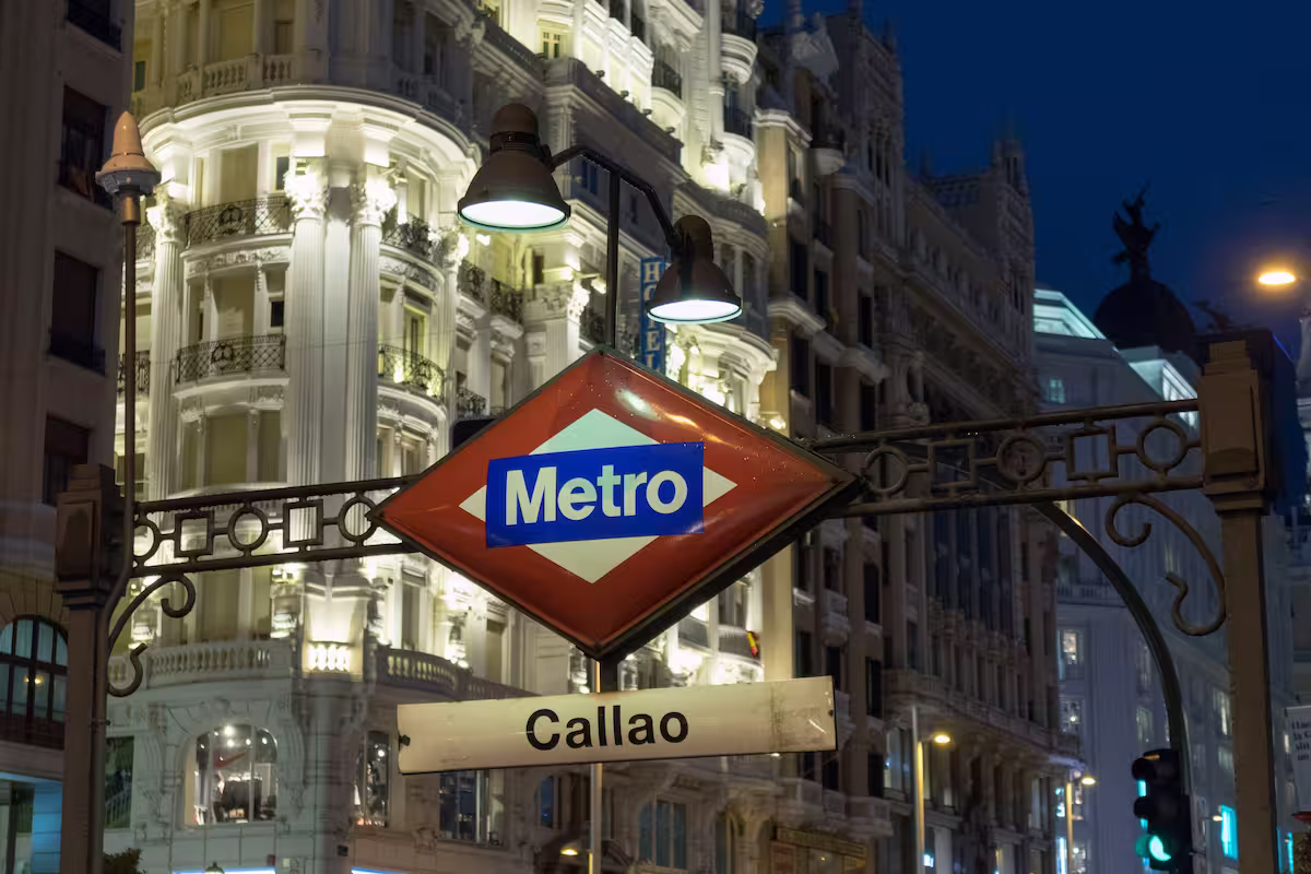 Placa de metrô na Europa (estação Callao em Madrid)