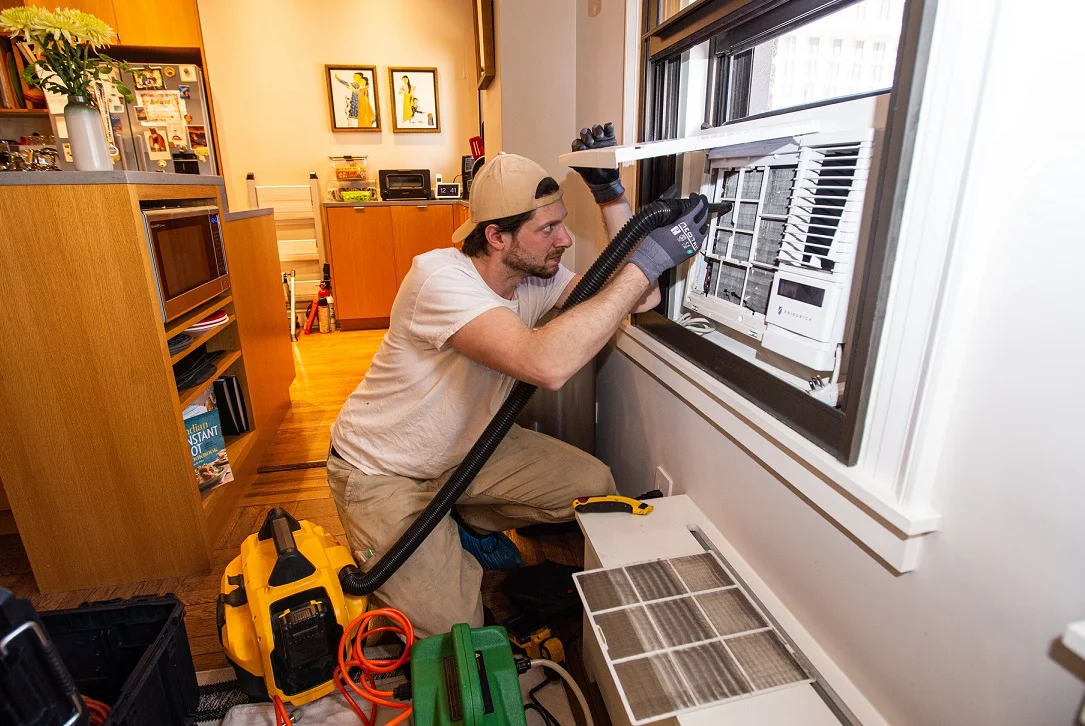 technitian clean window ac unit