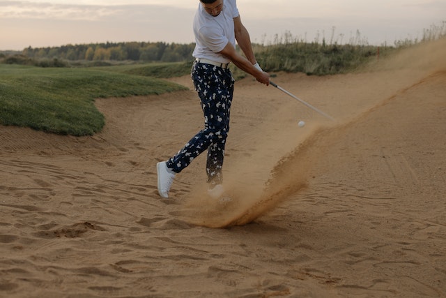 golfer bunker shoot