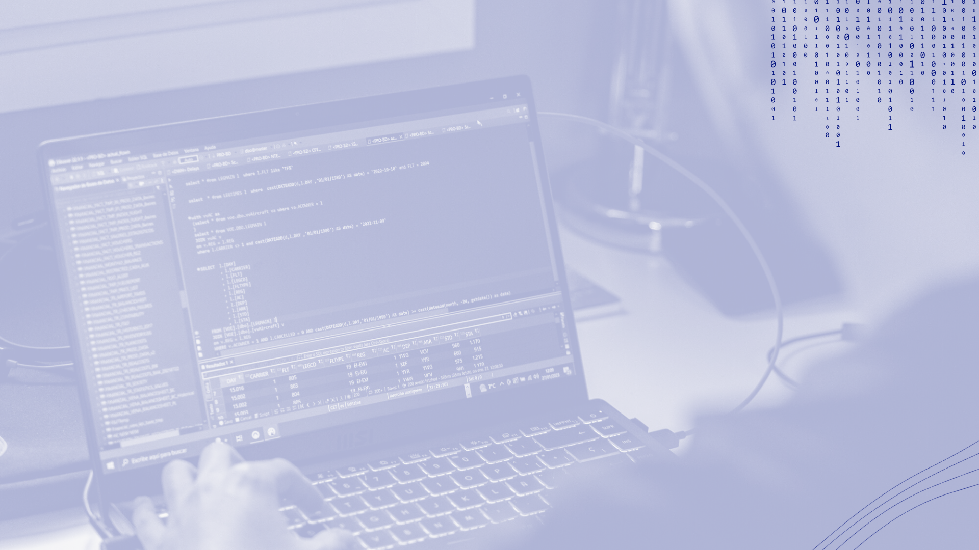Entrenament d'aprenentatge per reforç amb un jove programador i codi mostrat a la pantalla