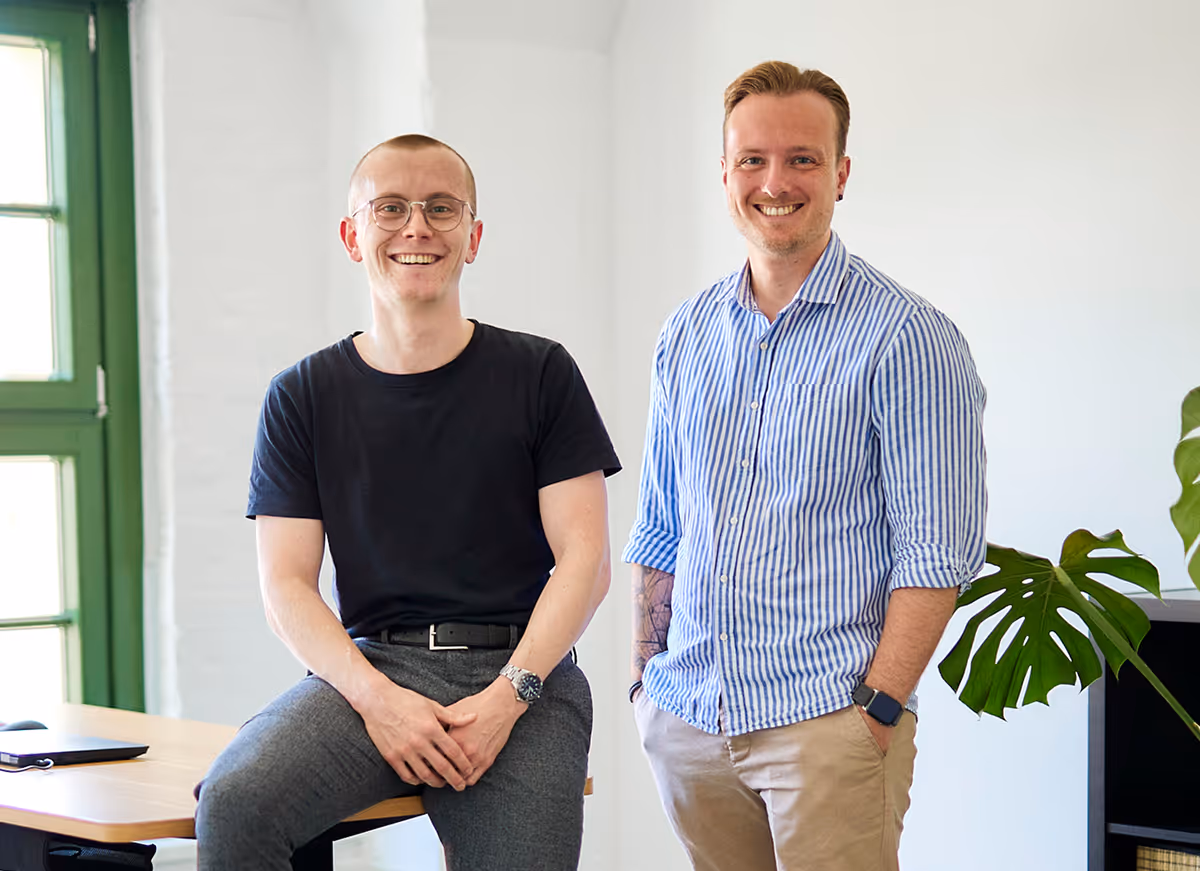 Foto von den Geschäftsführern der indeso GmbH Yannik Münnich und Marlin Schulze