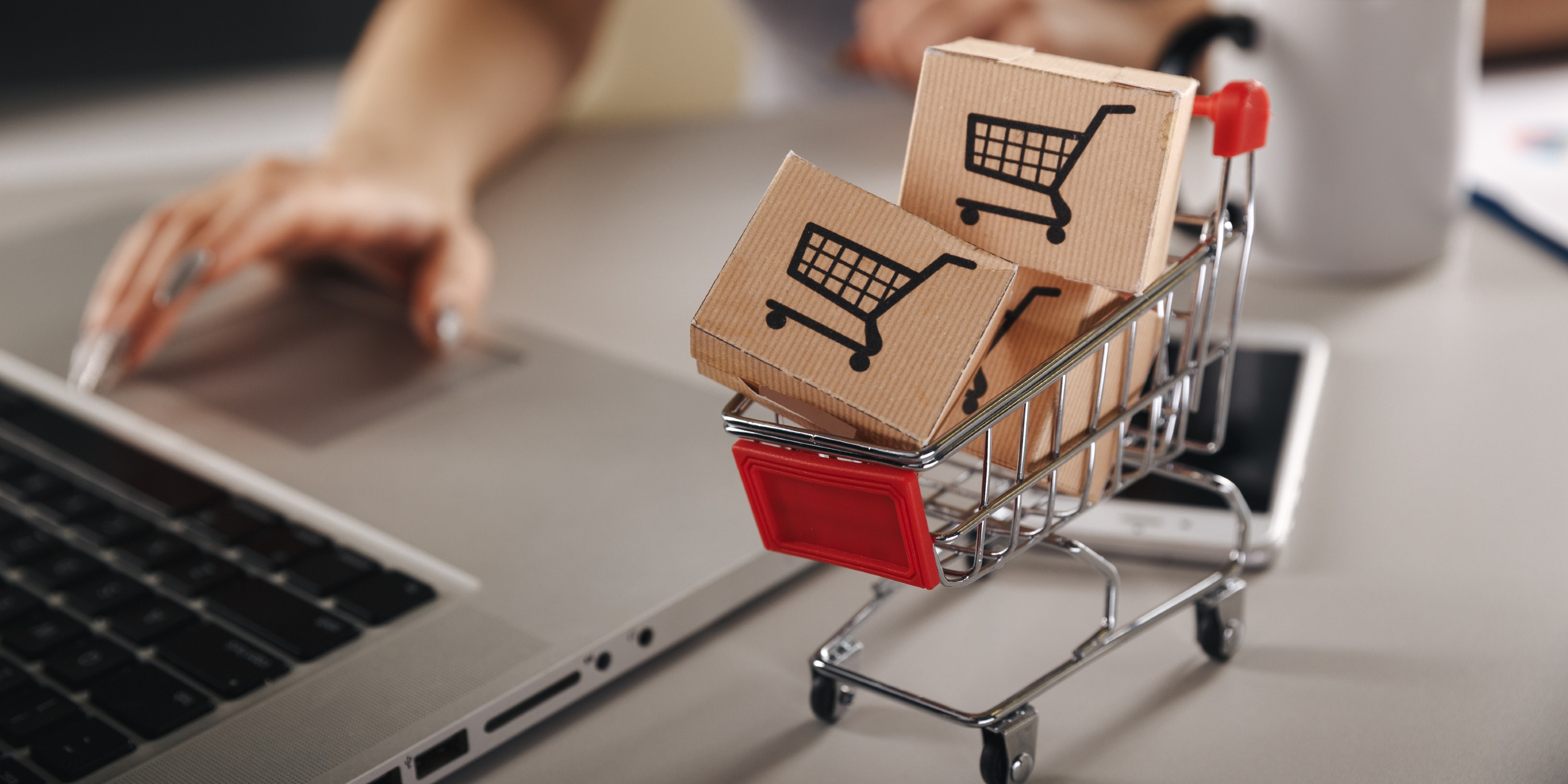 Supermarket cart with small boxes, representing frequently bought together products in online grocery