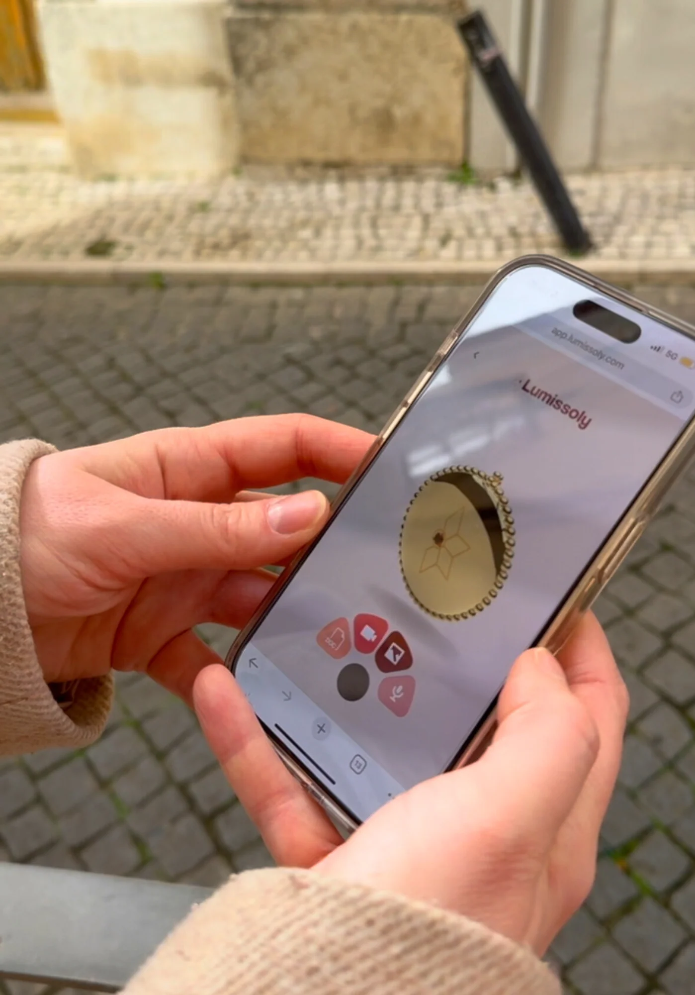 Le bijou souvenir connecté Lumissoly est accessible via une web application communiquant avec un stockage sur la blockchain