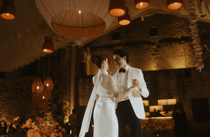 A nostalgic dream filled with warm orange hues and intimate details, bringing Sabrina and Rogelio's love story to life.