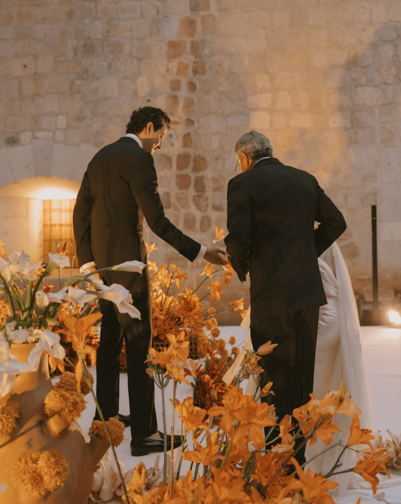 A nostalgic dream filled with warm orange hues and intimate details, bringing Sabrina and Rogelio's love story to life.
