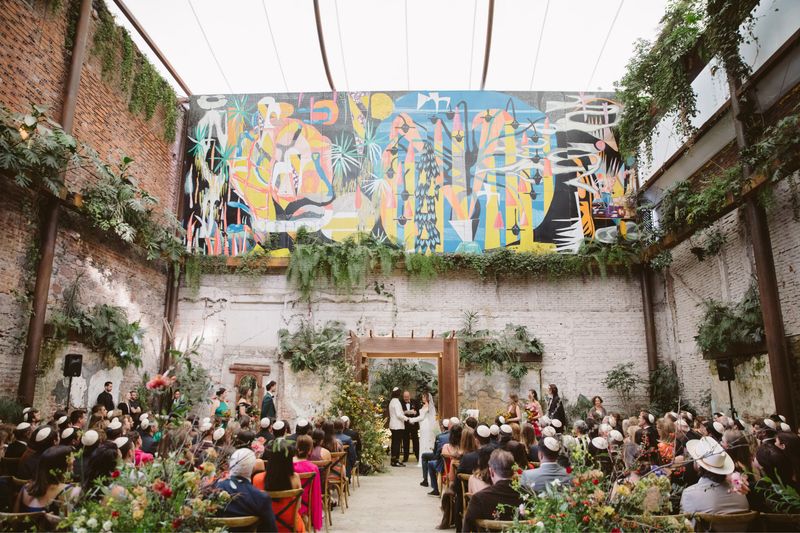 An unforgettable trendy celebration, in a Mexico City’s historic venue with flower arrangements that resemble a beautiful sunset.