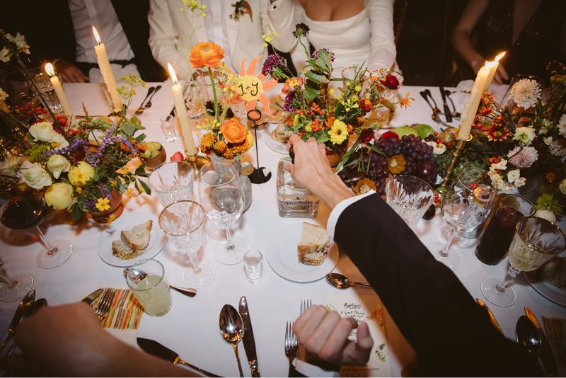 An unforgettable trendy celebration, in a Mexico City’s historic venue with flower arrangements that resemble a beautiful sunset.