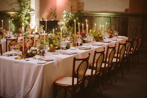 An unforgettable trendy celebration, in a Mexico City’s historic venue with flower arrangements that resemble a beautiful sunset.