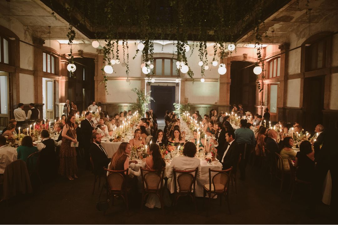 An unforgettable trendy celebration, in a Mexico City’s historic venue with flower arrangements that resemble a beautiful sunset.