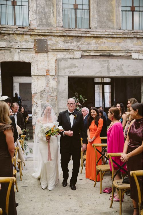 An unforgettable trendy celebration, in a Mexico City’s historic venue with flower arrangements that resemble a beautiful sunset.