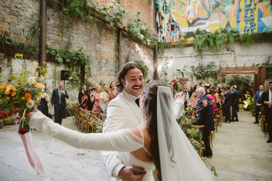 An unforgettable trendy celebration, in a Mexico City’s historic venue with flower arrangements that resemble a beautiful sunset.