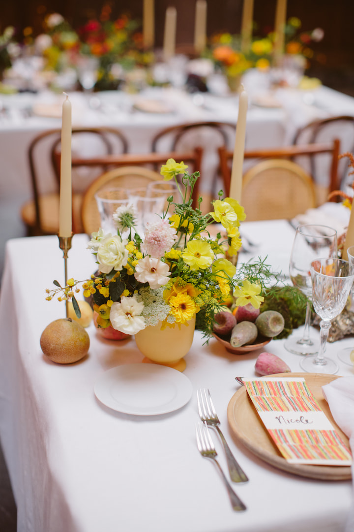 An unforgettable trendy celebration, in a Mexico City’s historic venue with flower arrangements that resemble a beautiful sunset.