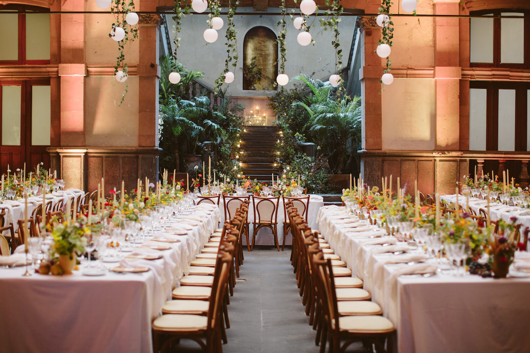 An unforgettable trendy celebration, in a Mexico City’s historic venue with flower arrangements that resemble a beautiful sunset.
