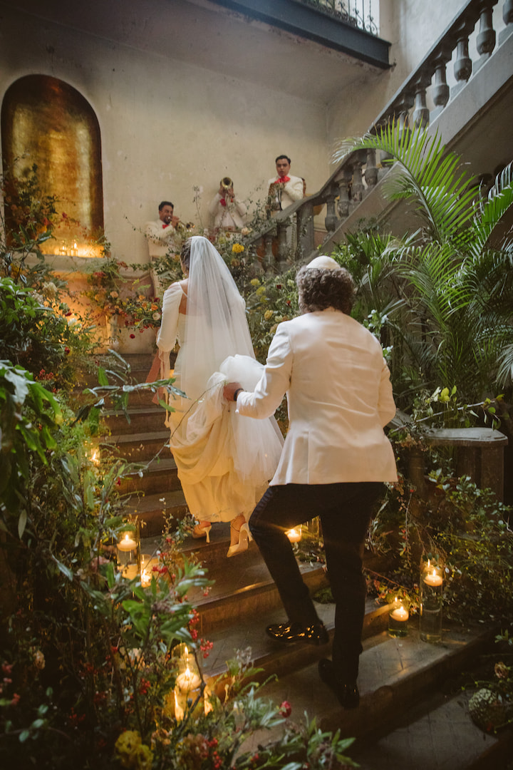 An unforgettable trendy celebration, in a Mexico City’s historic venue with flower arrangements that resemble a beautiful sunset.