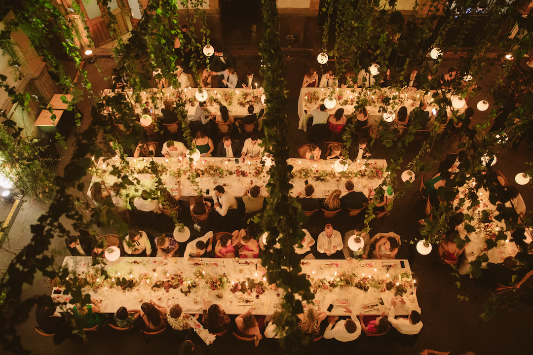 An unforgettable trendy celebration, in a Mexico City’s historic venue with flower arrangements that resemble a beautiful sunset.