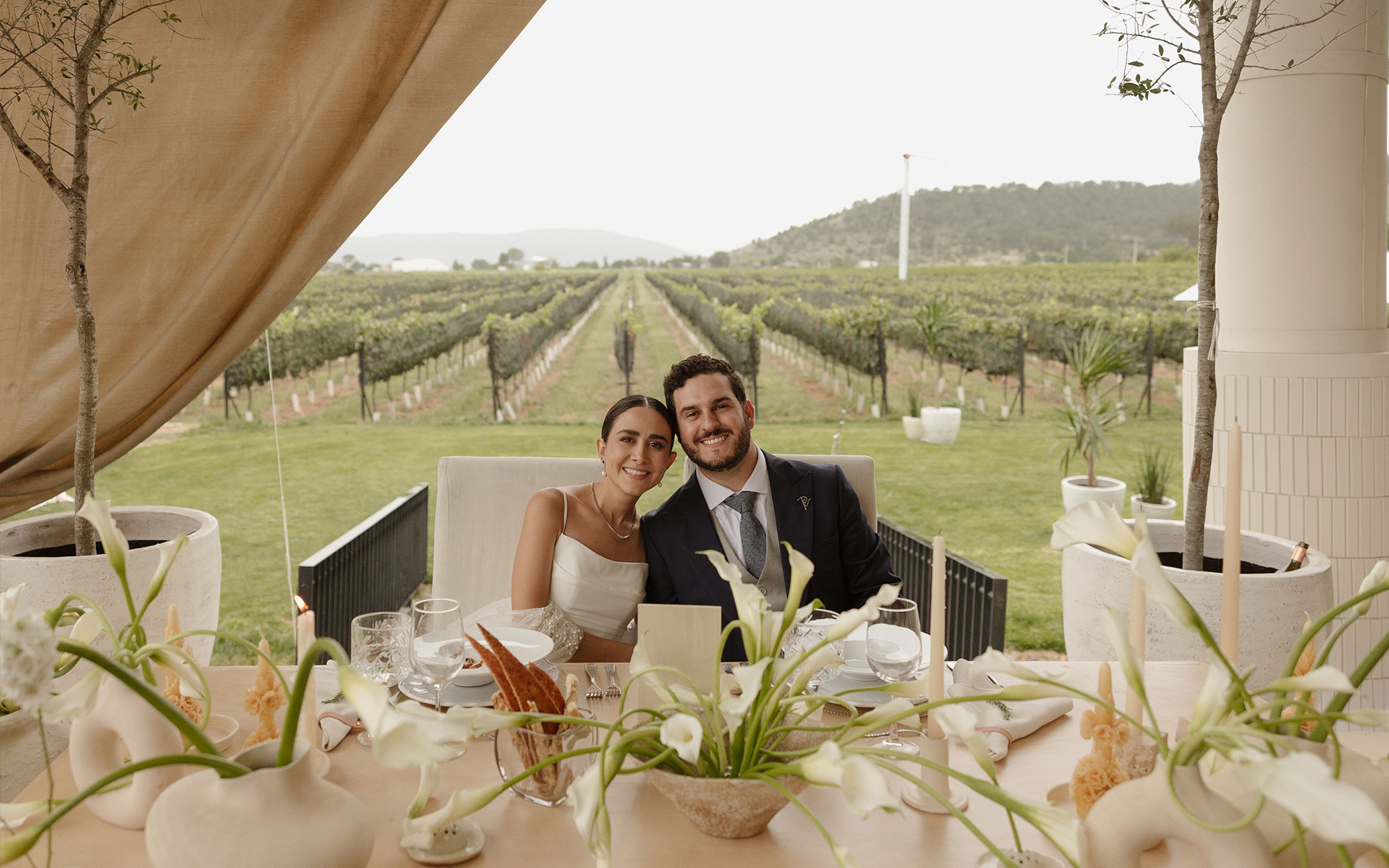 Handcrafted Love at the Vineyard
Where the raw beauty of Coahuila’s vines meets intentional design. We’ve curated a space of minimalist florals and bespoke details to let the landscape, and our love, speak for itself.