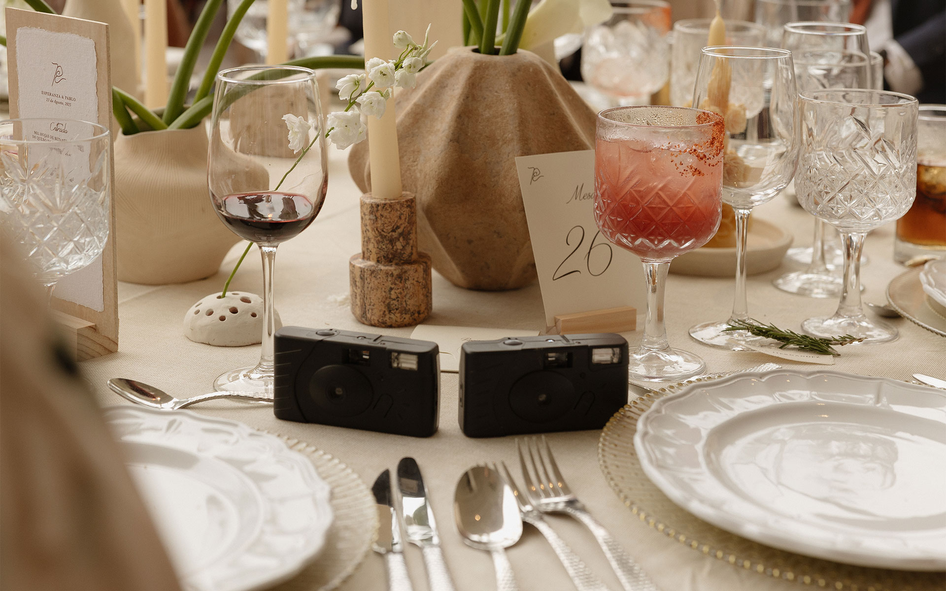 Handcrafted Love at the Vineyard
Where the raw beauty of Coahuila’s vines meets intentional design. We’ve curated a space of minimalist florals and bespoke details to let the landscape, and our love, speak for itself.