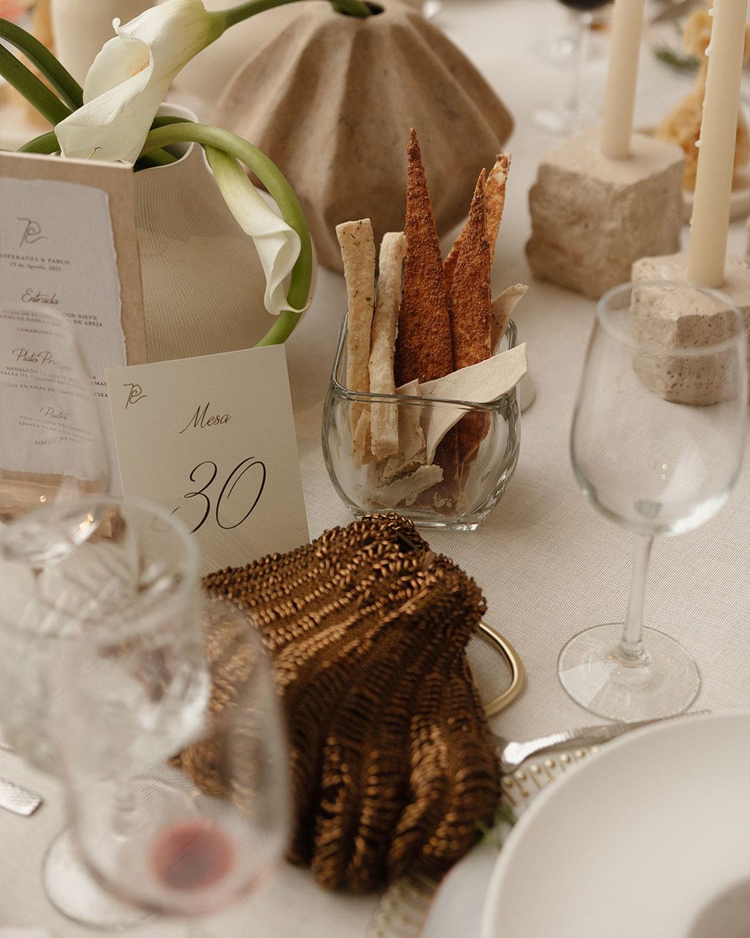 Handcrafted Love at the Vineyard
Where the raw beauty of Coahuila’s vines meets intentional design. We’ve curated a space of minimalist florals and bespoke details to let the landscape, and our love, speak for itself.
