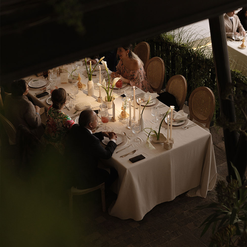 Handcrafted Love at the Vineyard
Where the raw beauty of Coahuila’s vines meets intentional design. We’ve curated a space of minimalist florals and bespoke details to let the landscape, and our love, speak for itself.