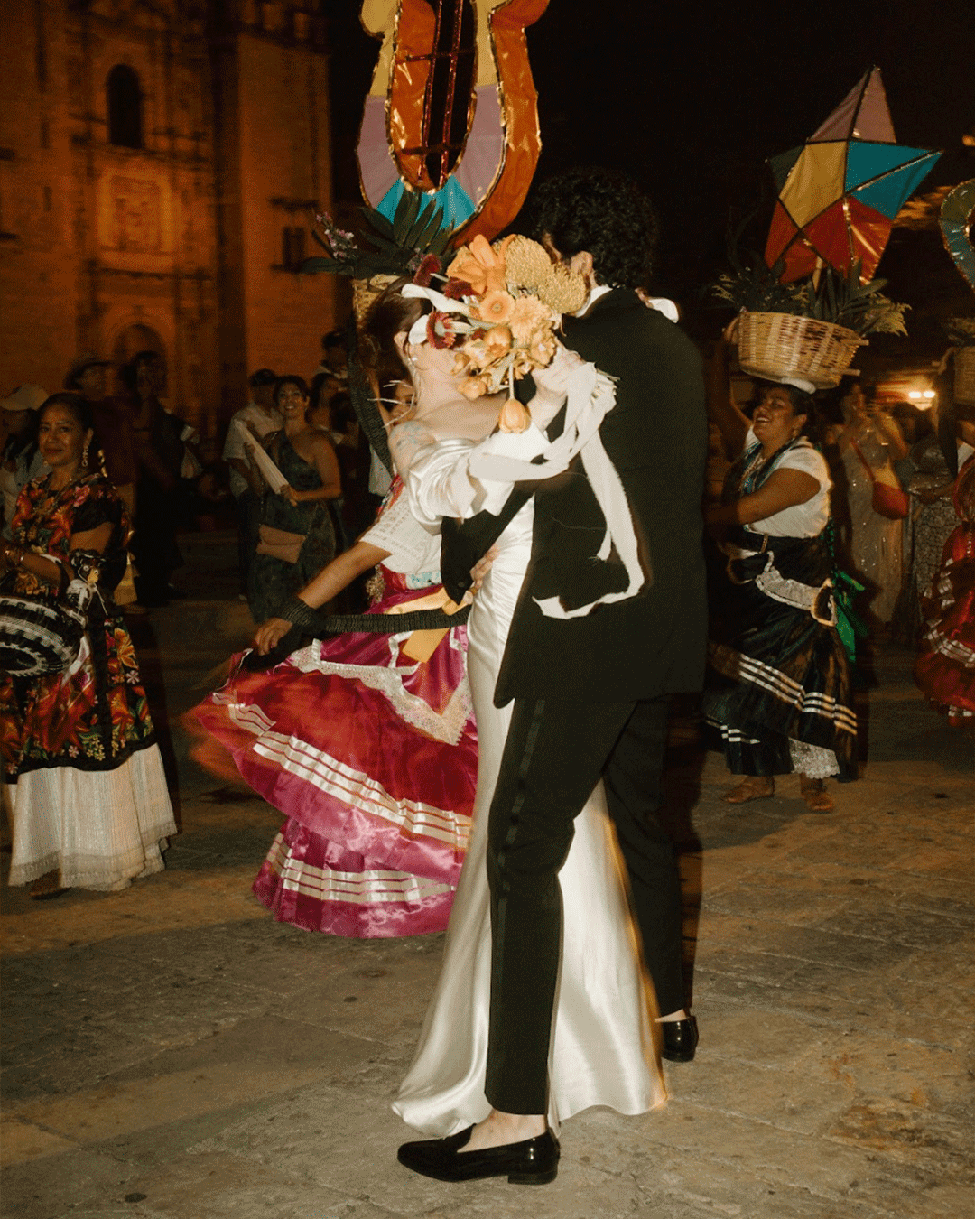 A nostalgic dream filled with warm orange hues and intimate details, bringing Sabrina and Rogelio's love story to life.