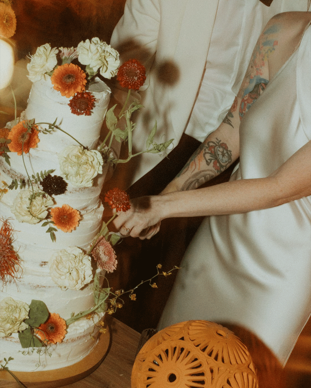 A nostalgic dream filled with warm orange hues and intimate details, bringing Sabrina and Rogelio's love story to life.