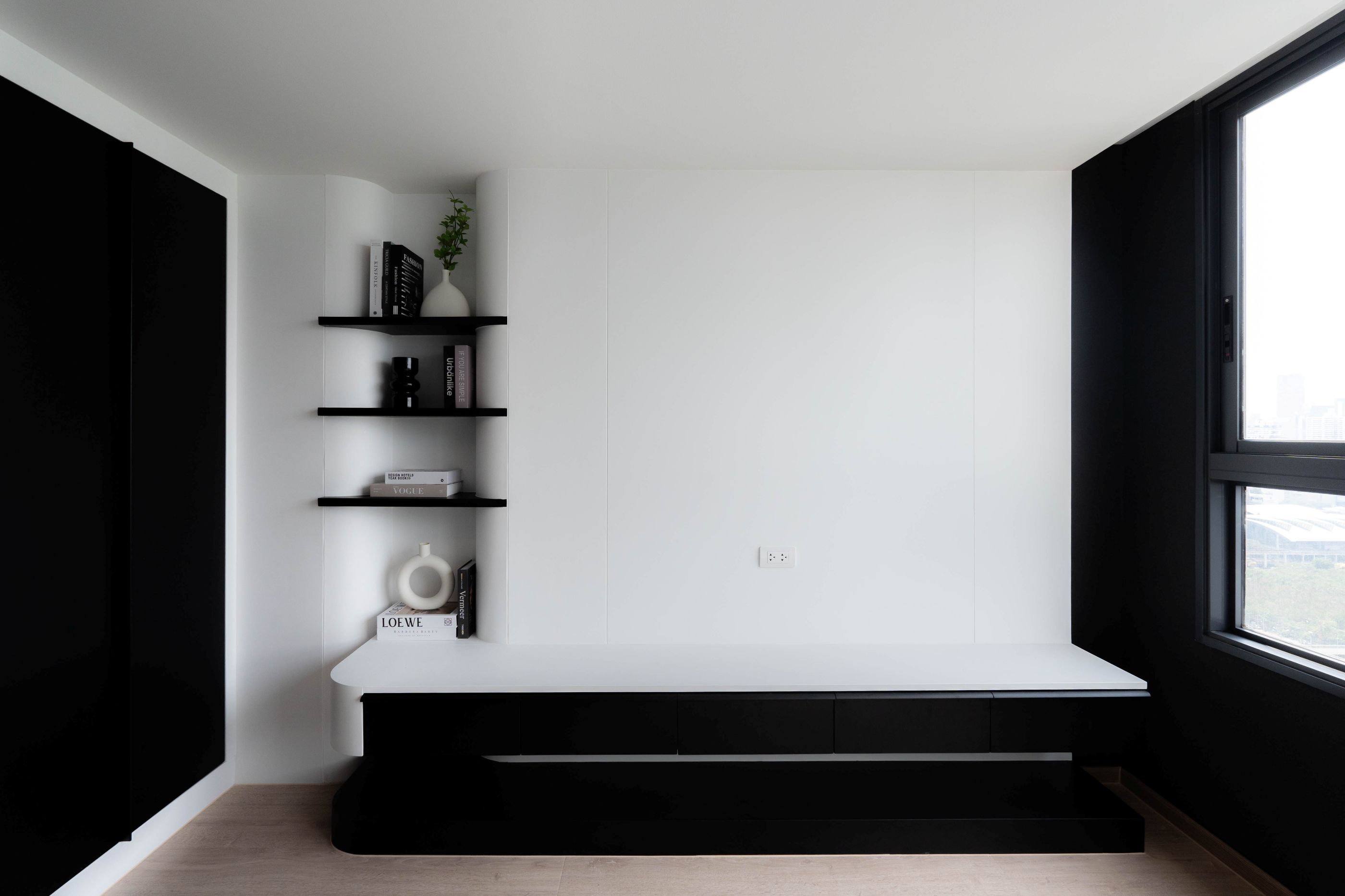 Organizing an urban living space through a design that minimizes non-essential details, emphasizing natural light, and seamless spaces to create an atmosphere of comfort and well-being.