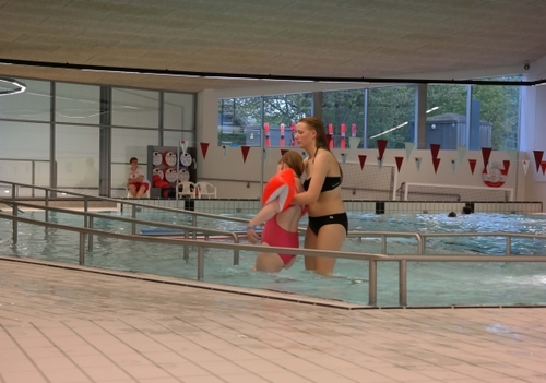 Rampen ned i bassinet fungerer som træningsredsskab i undervisningen.