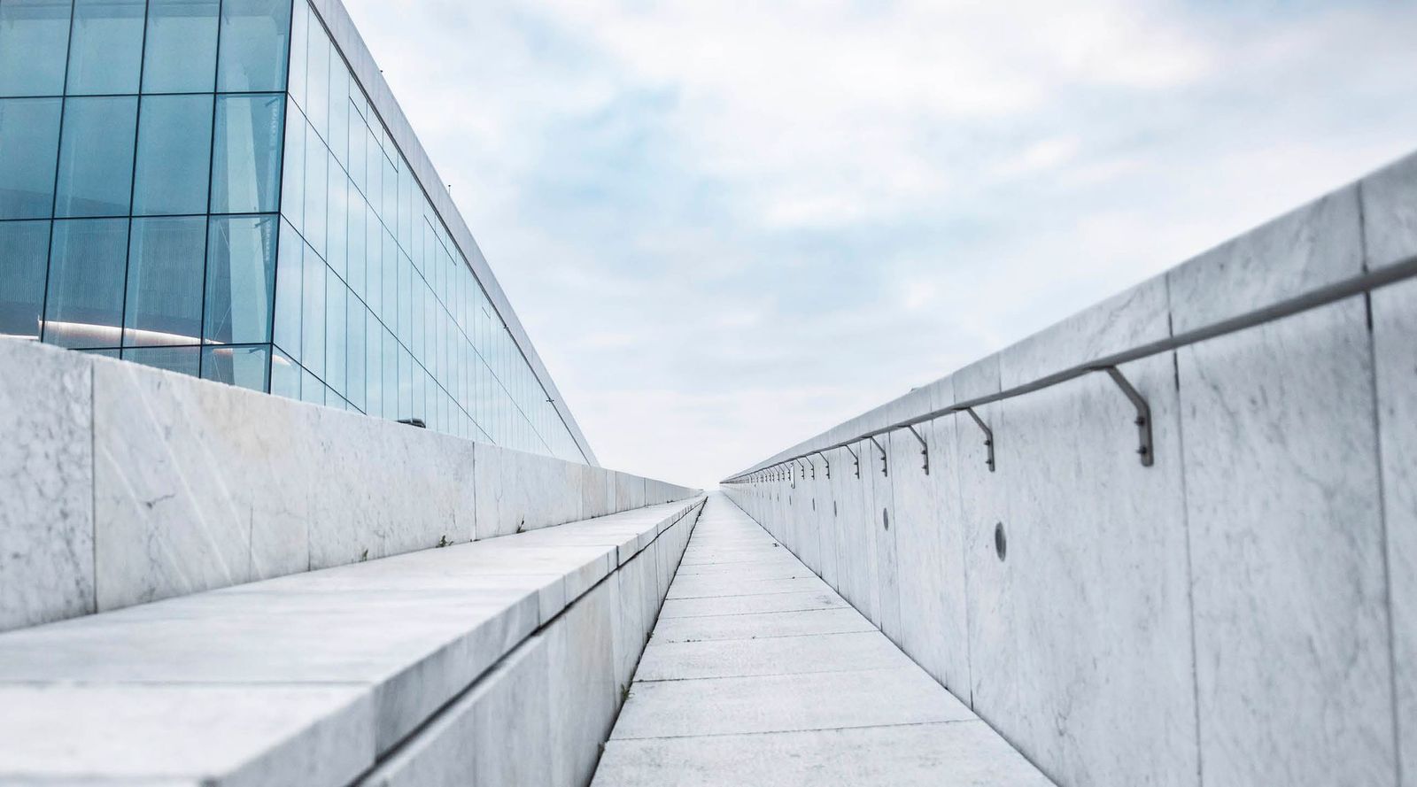 Sti i marmor ved Oslo opera